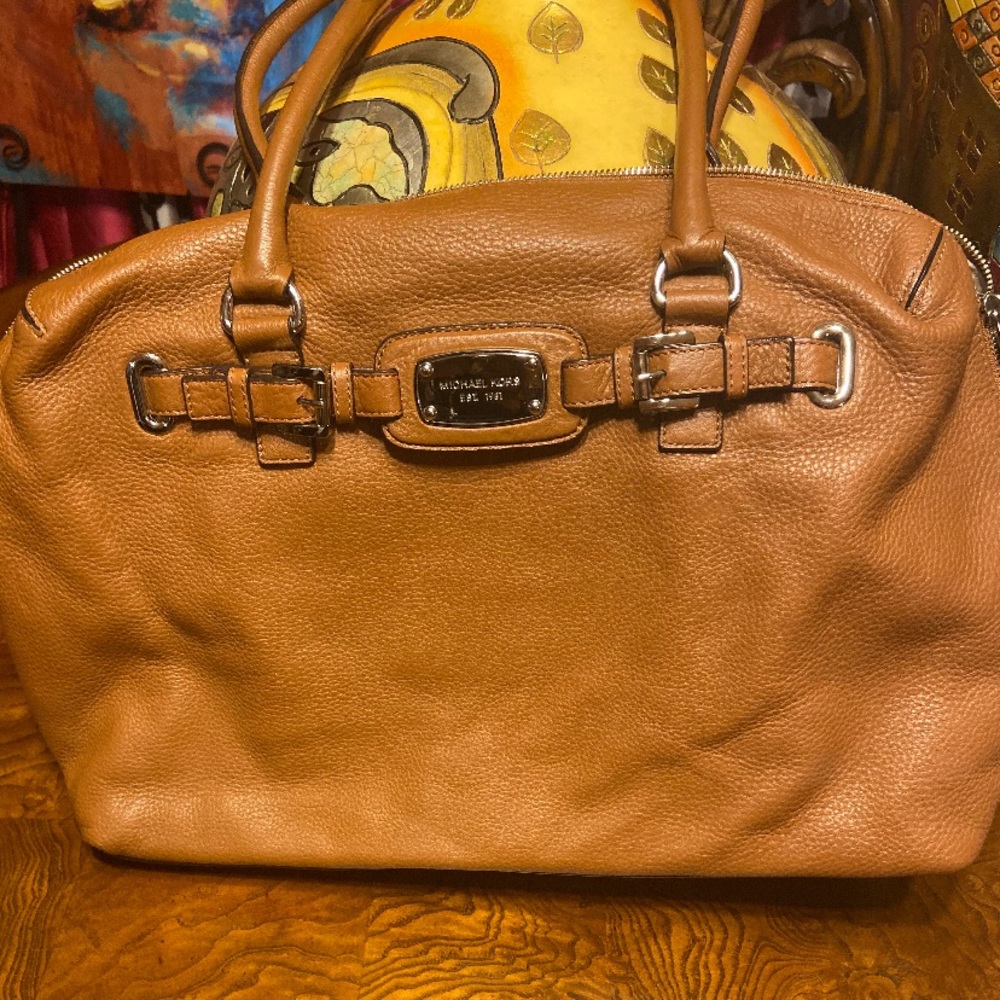 Large  Authentic Leather Micheal Kors purse The original leather  Micheal Kors.